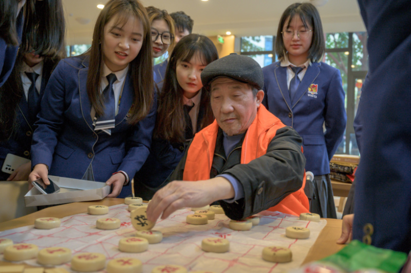 14|304永利集团学子陪老人下棋.jpg